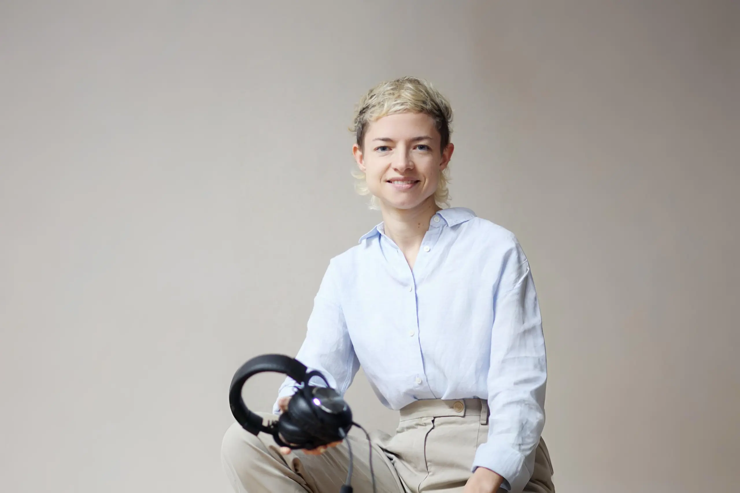 Portrait von Farina Biel mit Kopfhörern in der Hand